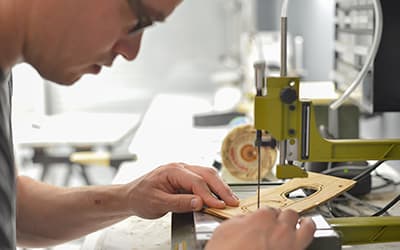 VuuDuSud : photo de sylvain en plein travail d'ébénisterie dans l'atelier