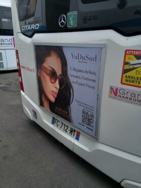 🤩 VuDuSud s'affiche partout à Narbonne ! Nos lunettes en bois faites à la main dans notre atelier, sont désormais à l'affiche ... jusque sur l'arrière des bus 🚌 ✨
