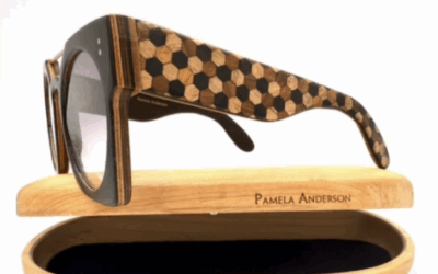 Des Lunettes artisanales en bois pour Pamela Anderson.