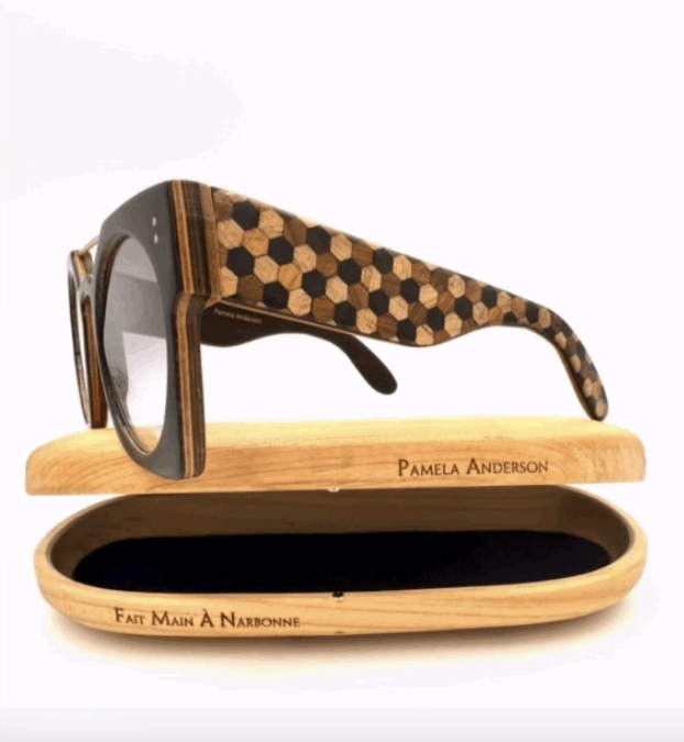 Des Lunettes artisanales en bois pour Pamela Anderson.